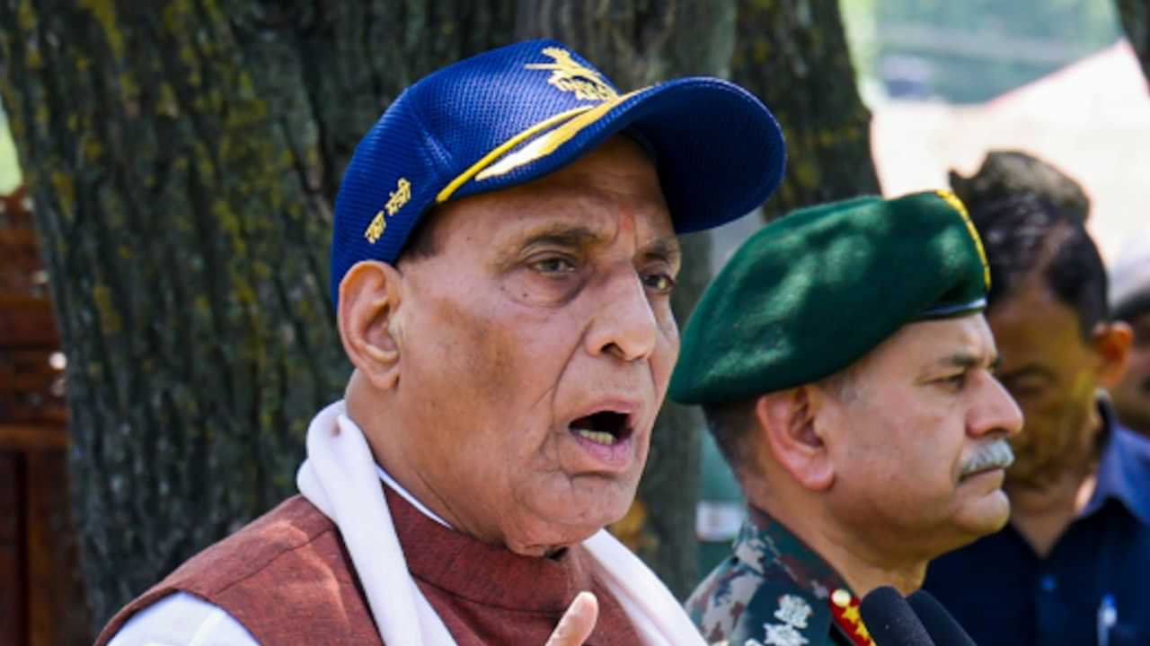 ভূজ এয়াৰ বেছত উপস্থিত প্ৰতিৰক্ষা মন্ত্ৰী ৰাজনাথ সিং...
