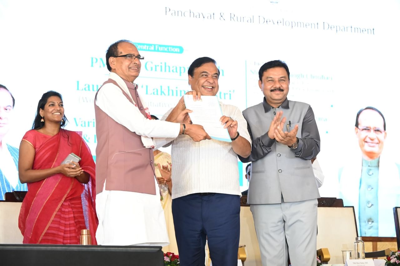 অনুষ্ঠানত অংশগ্ৰহণ কৰে মুখ্যমন্ত্ৰী ড° হিমন্ত বিশ্ব শৰ্মাই। অসমৰ বাবে নতুন ৩,৭৬,০৭৫ টা প্ৰধানমন্ত্ৰী আৱাস যোজনা (গ্ৰামীণ) ৰ গৃহৰ আবণ্টন পত্ৰ মুখ্যমন্ত্ৰীৰ হাতত অৰ্পণ কৰে কেন্দ্ৰীয় মন্ত্ৰী শিৱৰাজ সিং চৌহানে ৷