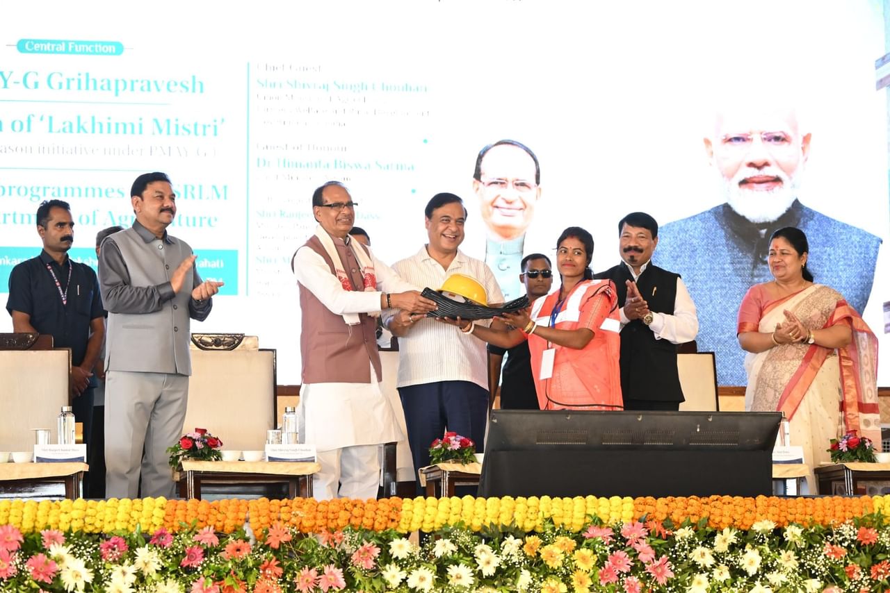 ইয়াৰোপৰিও আজি পঞ্চায়ত আৰু গ্ৰামোন্নয়ন বিভাগৰ উদ্যোগত ‘লখিমী মিস্ত্ৰী’ৰ জৰিয়তে গ্ৰাম্য মহিলাসকলক সবলীকৰণ আৰু তেওঁলোকক দক্ষতা প্ৰদানৰ বাবে এক নতুন আঁচনি আৰম্ভ কৰা হয়। এই পদক্ষেপে মহিলা ৰাজমিস্ত্ৰীক প্ৰশিক্ষণ দিব আৰু তেওঁলোকক আৰ্থিকভাৱে সবল কৰাই নহয়, ৰাজ্যখনৰ দক্ষ শ্ৰমিকক অধিক সুযোগ সৃষ্টি কৰিব বুলি উল্লেখ কৰে মুখ্যমন্ত্ৰীয়ে।