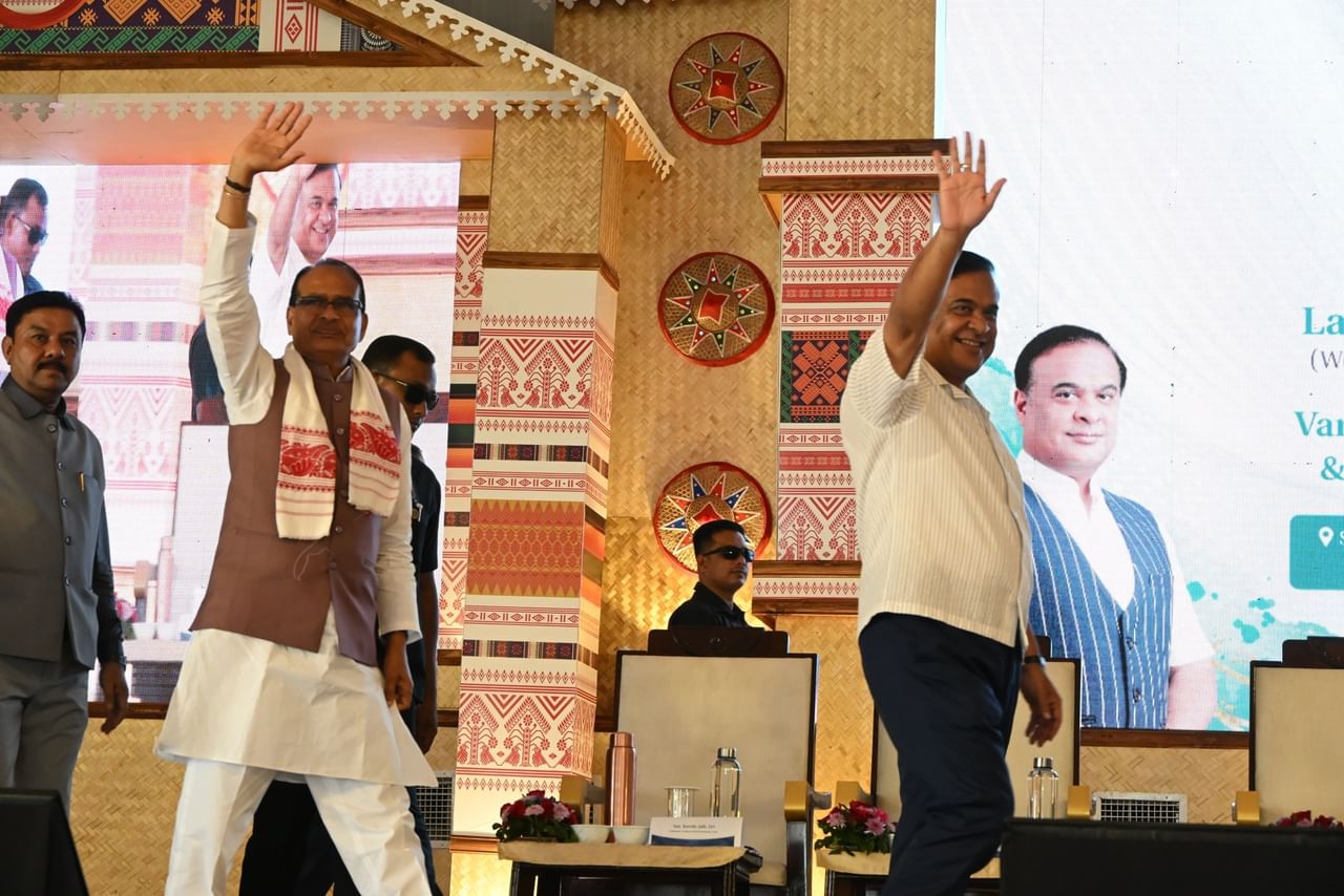 উল্লেখ্য যে, প্ৰধানমন্ত্ৰী আৱাস যোজনা-গ্ৰামীণ (PMAY-G)ৰ অংশ হিচাপে অসমে ২০১৬ চনত ২৬ লাখ ঘৰ নিৰ্মাণৰ লক্ষ্য নিৰ্ধাৰণ কৰিছিল৷ মুখ্যমন্ত্ৰীয়ে প্ৰদান কৰা তথ্য অনুসৰি এতিয়ালৈ ২০ লাখৰো অধিক ঘৰ নিৰ্মাণ সম্পূৰ্ণ হৈছে ৷ ইয়াৰে ১৬ লাখৰো অধিক ঘৰ নিৰ্মাণ হয় যোৱা চাৰি বছৰত।