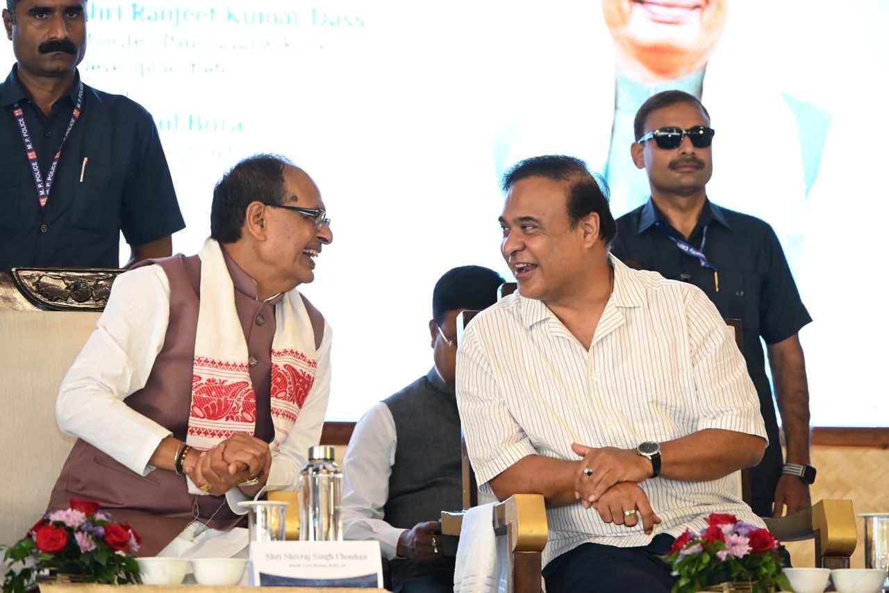 গুৱাহাটীৰ পাঞ্জাবাৰীস্থিত শ্ৰীমন্ত শংকৰদেৱ কলাক্ষেত্ৰত প্ৰধানমন্ত্ৰী আৱাস যোজনা (গ্ৰামীণ)ৰ গৃহপ্ৰৱেশৰ আনুষ্ঠানিক শুভাৰম্ভণি অনুষ্ঠান। উপস্থিত থাকে কেন্দ্ৰীয় মন্ত্ৰী শিৱৰাজ সিং চৌহান।