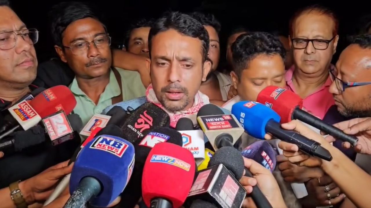 জাতিৰ ক্ষেত্ৰত কোনো কাৰণত আপোচ কৰা নহ’ব … আৰক্ষীয়ে মুকলি কৰি দিয়াৰ পিছতে শৃংখল চলিহাৰ হুংকাৰ জাতিৰ ক্ষেত্ৰত কোনো কাৰণত আপোচ কৰা নহ’ব … আৰক্ষীয়ে মুকলি কৰি দিয়াৰ পিছতে শৃংখল চলিহাৰ হুংকাৰ