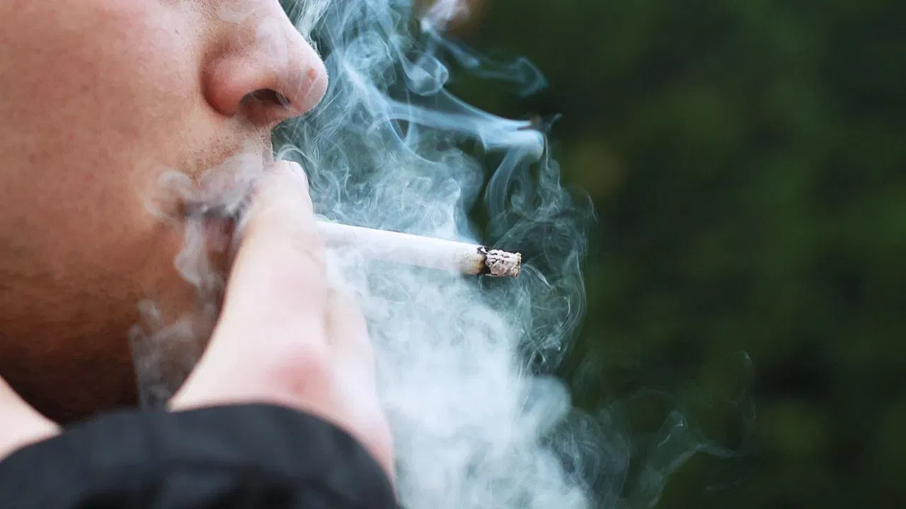 Smoking: ৰাজহুৱা স্থানত নিষিদ্ধ ধূম্ৰপান, ধৰা পৰিলে ভৰিব লাগিব ১৩ হাজাৰ টকাৰ জৰিমনা! Smoking: ৰাজহুৱা স্থানত নিষিদ্ধ ধূম্ৰপান, ধৰা পৰিলে ভৰিব লাগিব ১৩ হাজাৰ টকাৰ জৰিমনা!