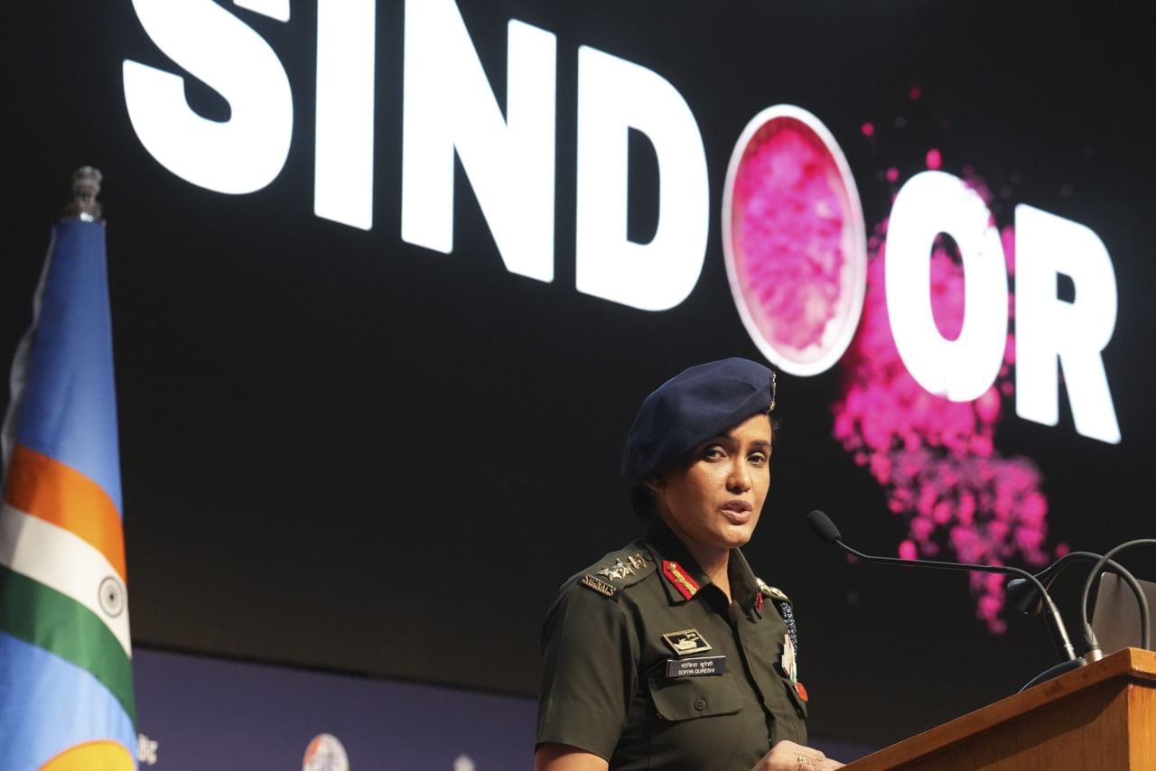 কৰ্ণেল ছফিয়া কুৰেশ্বী, অপাৰেশ্যন সেন্দূৰৰ পাচত চৰ্চালৈ আহিছিল ভাৰতীয় সেনাৰ এইগৰাকী মহিলা বিষয়াৰ নাম । অপেশ্যেন সেন্দূৰ সন্দৰ্ভত বিশদ বিৱৰণ আগবঢ়াইছিল এইগৰাকী সেনা বিষয়াই ।