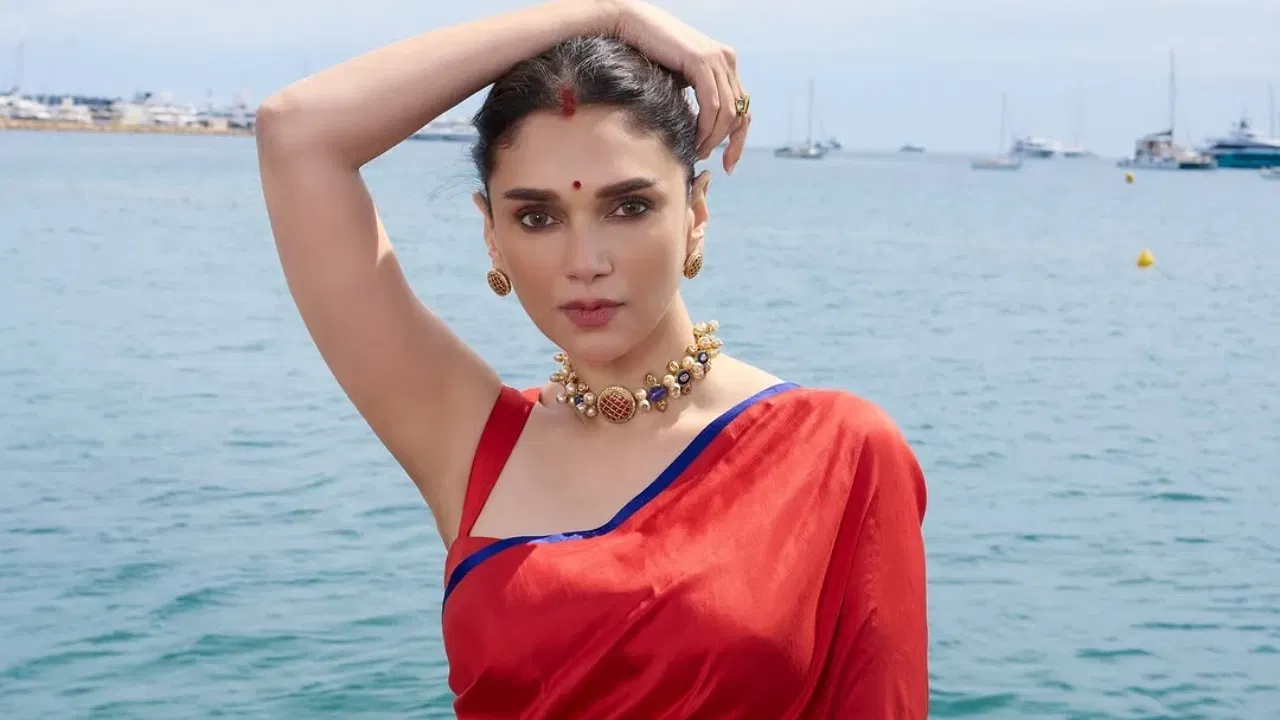 সেই অভিনেত্ৰী আন কোনো নহয় অদিতি ৰাও হায়দাৰী। স্বয়ং অদিতিয়ে ছ’চিয়েল মিডিয়াৰ জৰিয়তে অনুৰাগীৰ সৈতে ফটো শ্বেয়াৰ কৰিছে। ফটোখনত ৰঙা শাৰী পিন্ধা দেখা গৈছে অভিনেত্ৰীগৰাকীক।