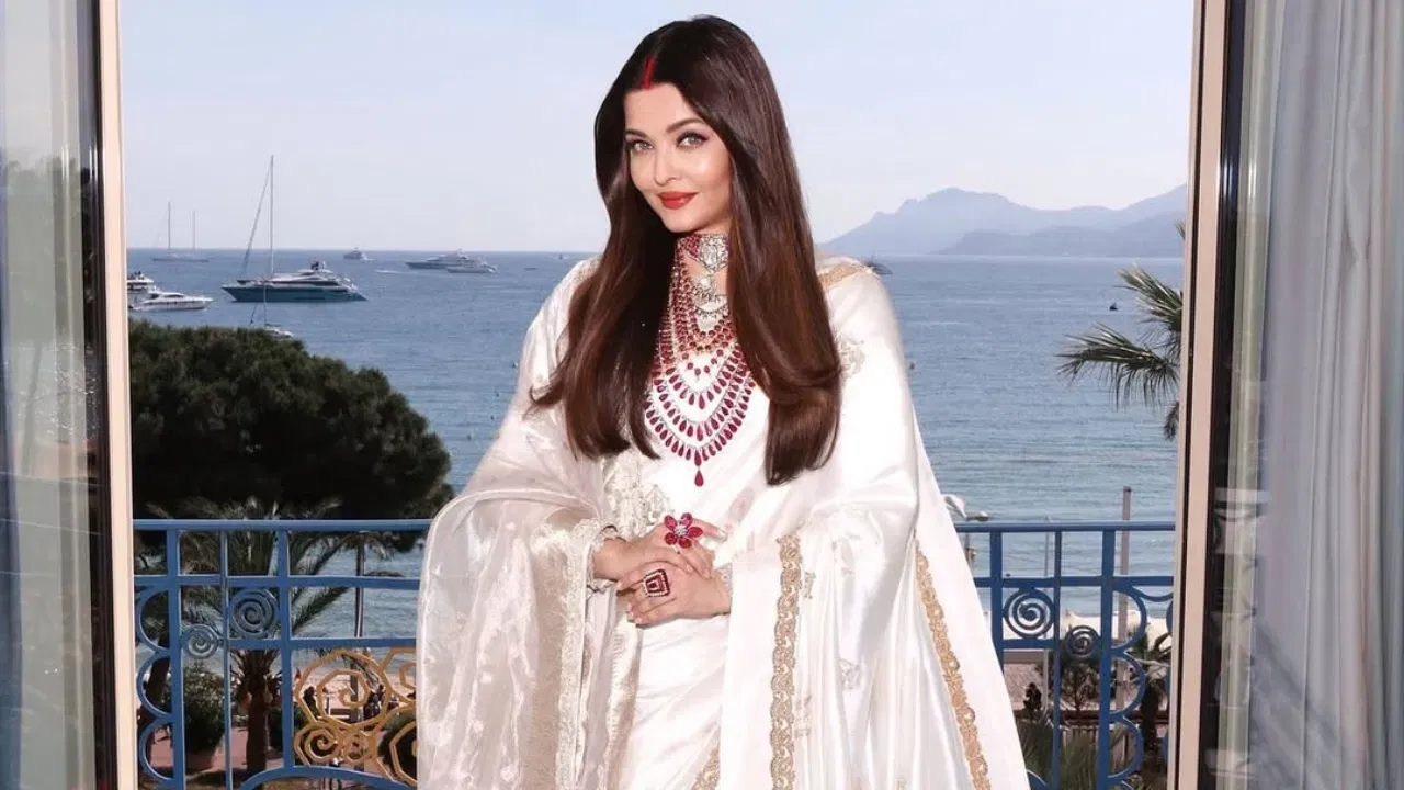 ছ’চিয়েল মিডিয়াত তেওঁৰ ফটো আপলোড কৰাৰ লগে লগে এই ৰূপসজ্জাক অপাৰেচন সেন্দূৰৰ সৈতে সংযোগ ঘটোৱা বুলি সামাজিক মাধ্যমত অনুৰাগীৰ মাজত আলোচনা আৰম্ভ হ’ল। কেৱল ঐশ্বৰ্যই নহয়, আন এগৰাকী অভিনেত্ৰীও আছে যিয়ে এই আন্তঃৰাষ্ট্ৰীয় মহোৎসৱত সেন্দূৰলৈ অংশগ্ৰহণ কৰিছিল।
