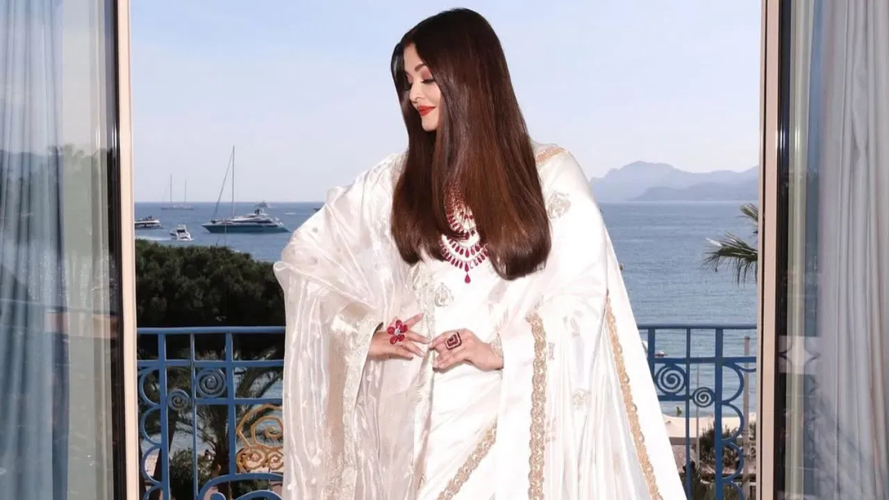 শেহতীয়াকৈ এই অনুষ্ঠানৰ এটা বিশেষ কাৰণে অপাৰেচন সেন্দূৰৰ আভাস দিয়া বুলি সামাজিক মাধ্যমত চৰ্চা চলিছে। জানিব পৰা মতে বলীউডৰ দুগৰাকী অভিনেত্ৰীয়ে আন্তঃৰাষ্ট্ৰীয় পৰ্যায়ত অপাৰেচন সেন্দূৰক প্ৰতিনিধিত্ব কৰিছে। প্ৰথম গৰাকী অভিনেত্ৰী ঐশ্বৰ্য ৰায় আৰু দ্বিতীয় গৰাকী অদিতি ৰাও হাইদাৰী।