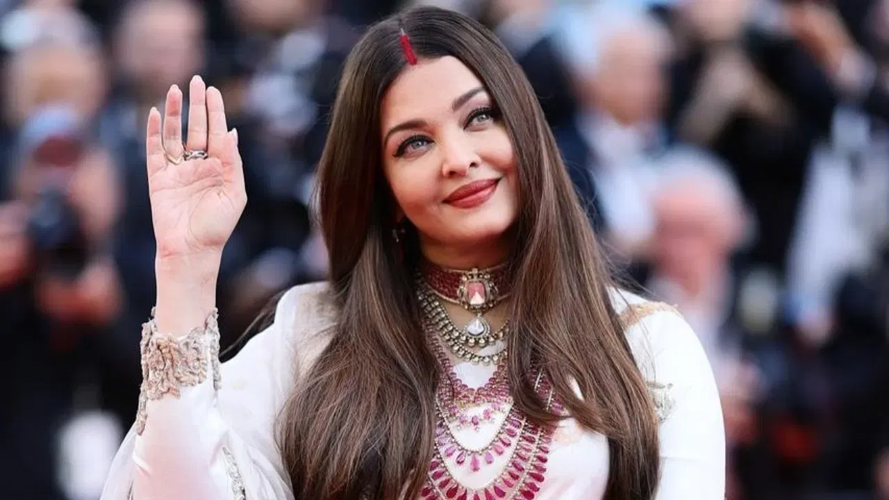 শেহতীয়াকৈ ঐশ্বৰ্য ৰায়ে cannes film festival ত অংশ লৈছিল। ঐশ্বৰ্যক দেখা গ’ল এখন সুন্দৰ বেনাৰসী শাৰীত। কম গহণাৰে নিজৰ ৰূপটো আকৰ্ষণীয় কৰি তুলিছে। অৱশ্যে বেছিভাগ মানুহৰে দৃষ্টি আকৰ্ষণ কৰা বস্তুটো আছিল সেন্দূৰ। cannesত ৰেড কাৰ্পেটত খোজ কাঢ়োতে শিৰত স্বামীৰ নামৰ দীঘলকৈ সেন্দূৰ লোৱা দেখা গৈছিল।