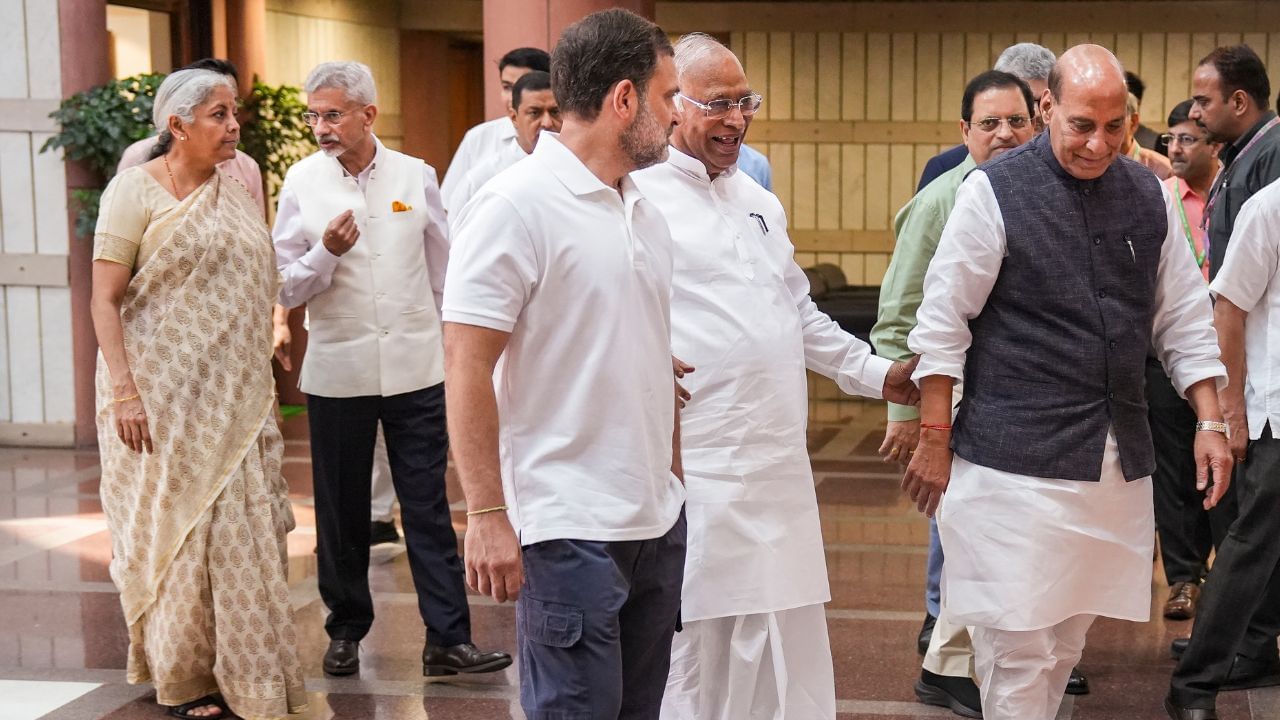 সৰ্বদলীয় বৈঠকত অপাৰেশ্যন সেন্দূৰৰ তথ্য প্ৰকাশ, ৰাহুলৰ পৰা ওৱেইছিলৈ সকলো বিৰোধীৰ প্ৰশংসা সেনা আৰু চৰকাৰক সৰ্বদলীয় বৈঠকত অপাৰেশ্যন সেন্দূৰৰ তথ্য প্ৰকাশ, ৰাহুলৰ পৰা ওৱেইছিলৈ সকলো বিৰোধীৰ প্ৰশংসা সেনা আৰু চৰকাৰক