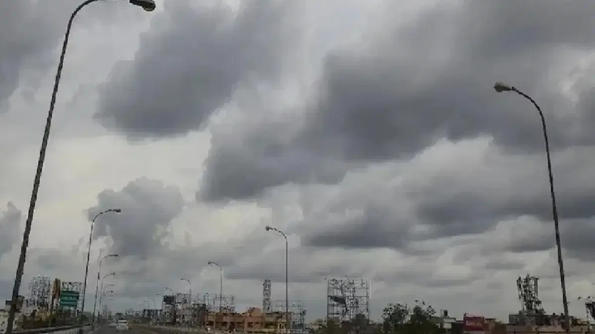 IMDৰ মতে, আজি মহানগৰীৰ আকাশ ডাৱৰীয়া হৈ থাকিব। লগতে বজ্ৰপাত আৰু বৰষুণ হোৱাৰ সম্ভাৱনা আছে।