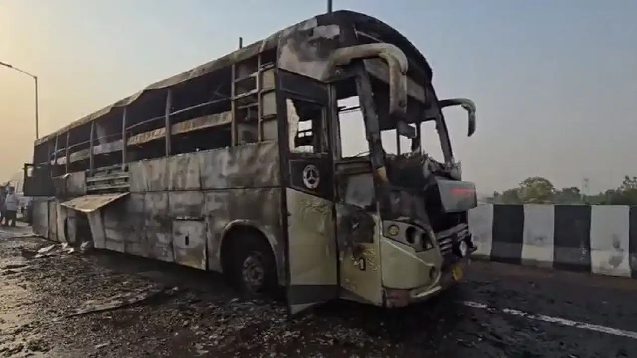 শোকাৱহ ঘটনা! চলন্ত বাছত বিধ্বংসী অগ্নিকাণ্ড, জীৱন্তে অগ্নিদগ্ধ হৈ মৃত্যু ৫ জনৰ