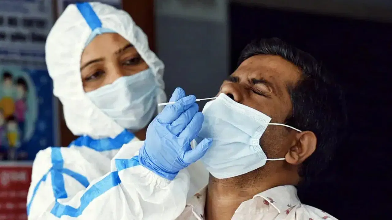 দেশত Covid ৰ ভয়াৱহ ৰূপ! ঘূৰি আহিব নেকি পূৰ্বৰ দিন? জানক কিমান বিপদজনক ক’ভিডৰ নতুন ভেৰিয়েণ্ট দেশত Covid ৰ ভয়াৱহ ৰূপ! ঘূৰি আহিব নেকি পূৰ্বৰ দিন? জানক কিমান বিপদজনক ক’ভিডৰ নতুন ভেৰিয়েণ্ট