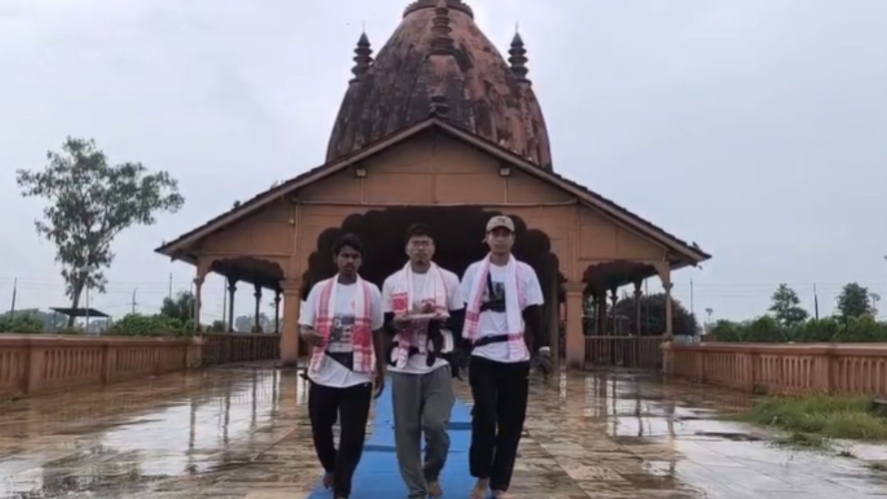 সোমবাৰে পুৱা এই তিনি যুৱকে পৱিত্ৰ কেদাৰনাথ ধাম অভিমুখে ৰাওনা হৈছে । চাইকেলেৰে ৰাওনা হোৱা এই তিনি যুৱকে কেদাৰনাথৰ লগতে অযোধ্যাৰ ৰাম মন্দিৰকে ধৰি কেইবাটাও ধৰ্মীয় স্থান দৰ্শন কৰিব।