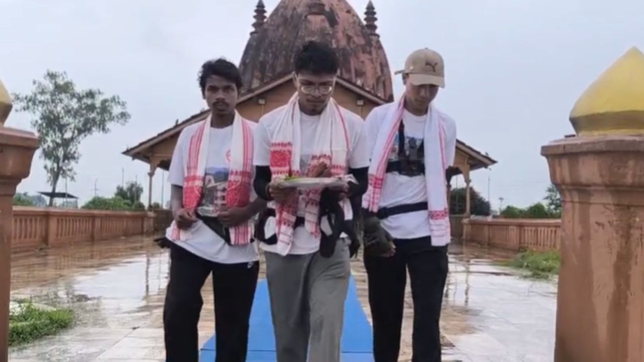 শিৱসাগৰৰ ঐতিহাসিক শিৱদৌলত সেৱা জনাই তিনি যুৱকে যাত্ৰা আৰম্ভ কৰিছে কেদাৰনাথৰ অভিমুখে। তেওঁলোকৰ নাম হৈছে- শিৱসাগৰৰ হাঁহচৰাৰ ভাৰ্গৱ গগৈ, লক্ষীমপুৰৰ বচাগাঁৱৰ কুসুম্বৰ দাস আৰু ডিব্ৰুগড়ৰ মোহিন পাহাৰীয়া ।