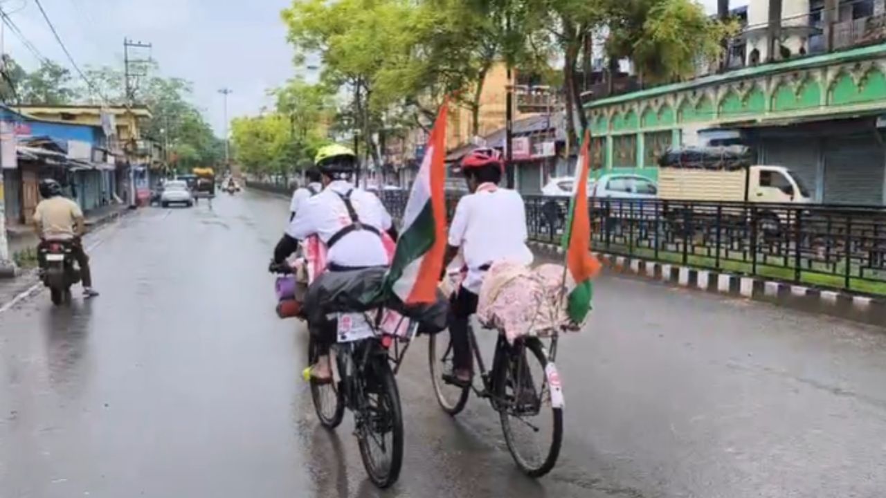 উল্লেখ্য যে, পৱিত্ৰ কেদাৰনাথ মন্দিৰৰ দুৱাৰ ভক্তৰ বাবে ইতিমধ্যে মুকলি কৰা হৈছে । ইয়াৰ লগে লগে দেশৰ বিভিন্ন প্ৰান্তৰ পৰা ভক্তসকলেও কেদাৰনাথ দৰ্শনৰ বাবে যাত্ৰা আৰম্ভ কৰিছে । অসমৰ এই তিনিজন যুৱকে দুঃসাহসিক যাত্ৰা কৰি কেদাৰনাথ দৰ্শনৰ বাবে ৰাওনা হৈছে।