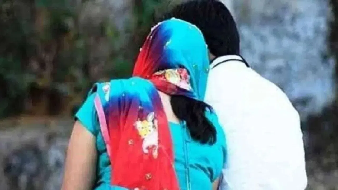 ঘৰত থকা আ-অলংকাৰ লৈ শহুৰৰ সৈতে পলাল তিনি সন্তানৰ মাতৃ, সন্ধান দিওতালৈ পুৰস্কাৰ ঘোষণা দুৰ্ভগীয়া স্বামীৰ