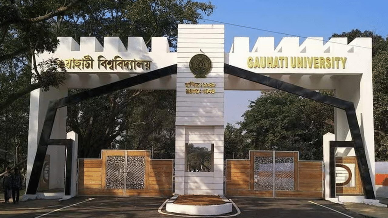 ইয়াৰ লগতে কয় যে, ইয়াৰ পূৰ্বে বিশ্ববিদ্যালয় কৰ্তৃপক্ষই গুৱাহাটী পৌৰ নিগম আৰু আবকাৰী বিভাগক আবেদন জনাই বিশ্ববিদ্যালয়ৰ সমীপত সুৰাৰ বিপনী খোলাৰ অনুমতি প্ৰদান নকৰিবলৈ আহ্বান জনাইছিল। কিন্তু আহ্বানৰ পাছতে আবকাৰী বিভাগৰ এনে সিদ্ধান্তই আচৰিত কৰিছে একাংশক।