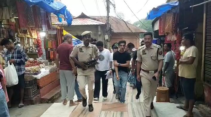 কটকটীয়া নিৰাপত্তাৰ মাজেৰে কামাখ্যা মন্দিৰত উপস্থিত হয় গম্ভীৰ। ইংলেণ্ড টেষ্ট শৃংখলাৰ পূৰ্বে সোমবাৰে পুৱা কামাখ্যা মন্দিৰ দৰ্শন কৰে গৌতম গম্ভীৰে।