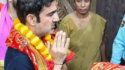 কেইবাটাও কাৰ্যসূচী লৈ গুৱাহাটীত উপস্থিত হৈছে ভাৰতীয় ক্ৰিকেট দলৰ মুখ্য প্ৰশিক্ষকগৰাকী। বিমান বন্দৰৰ পৰা পোনে পোনে ৰাওনা হয় কামাখ্যাধামলৈ।