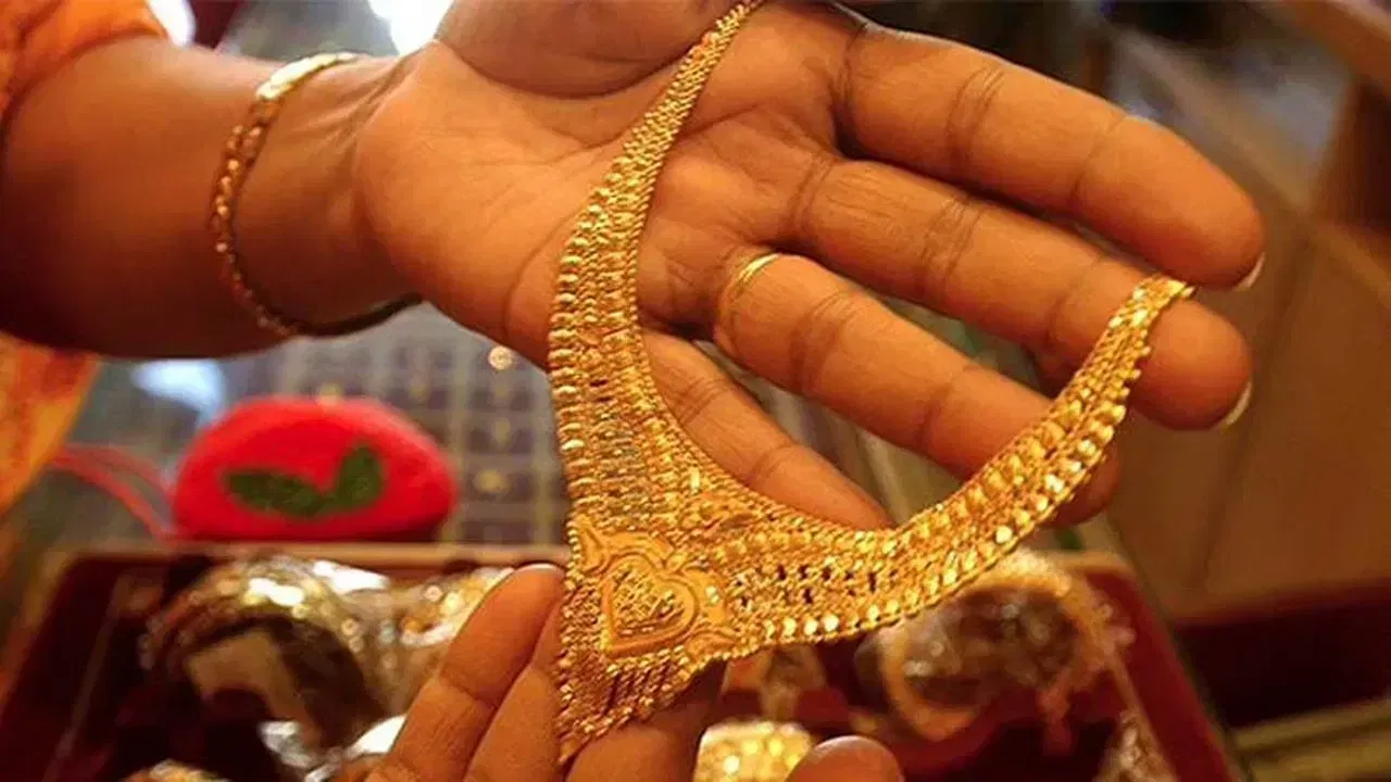আজি গুৱাহাটীত ১৮ কেৰেট সোণৰ দৰ প্ৰতি ১০ গ্ৰামত ৭১,৮০০ টকা। ২২ কেৰেট সোণৰ দৰ প্ৰতি ১০ গ্ৰামত ৮৭,৭৫০ টকা। একেদৰে আজি ২৪ কেৰেট সোণ প্ৰতি ১০ গ্ৰামত ৯৫,৭৩০ টকা দৰত গুৱাহাটীৰ বজাৰত উপলব্ধ হৈছে।