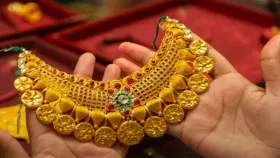 Gold Price Today: গুৱাহাটীৰ বজাৰত আজি কিমান দামত বিক্ৰী হৈছে সোণ-ৰূপ? সবিশেষ জানক Gold Price Today: গুৱাহাটীৰ বজাৰত আজি কিমান দামত বিক্ৰী হৈছে সোণ-ৰূপ? সবিশেষ জানক...
