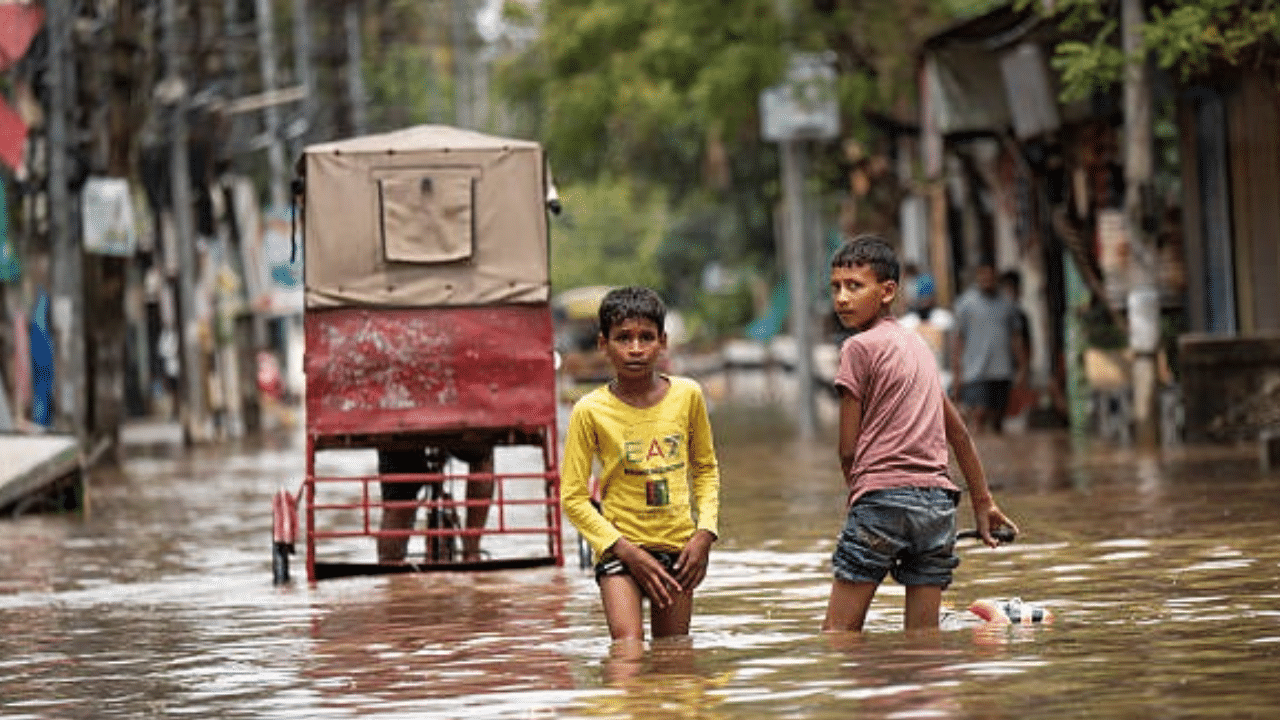 অহা ২-৩ দিনলৈ ৰাজ্যত ধাৰাসাৰ বৰষুণ সম্ভাৱনা। বতৰ বিজ্ঞান কেন্দ্ৰই জাৰি কৰিছে এই তথ্য। মহানগৰবাসীক সতৰ্কতা অৱলম্বনৰ আহ্বান প্ৰশাসনৰ। লগতে জলমগ্ন স্থানত গাড়ীৰ গতিবেগ নিয়ন্ত্ৰণৰ আহ্বান। ঠাই বিশেষ ভূমিস্খলনৰো সম্ভাৱনা। এই ক্ষেত্ৰত প্ৰশাসনে নজৰ ৰাখিছে।