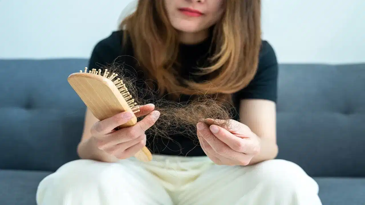 Hair loss: গৰমৰ দিনত অধিক চুলি সৰে নেকি? তেন্তে ই কি বেমাৰৰ লক্ষণ হব পাৰে, জানক...