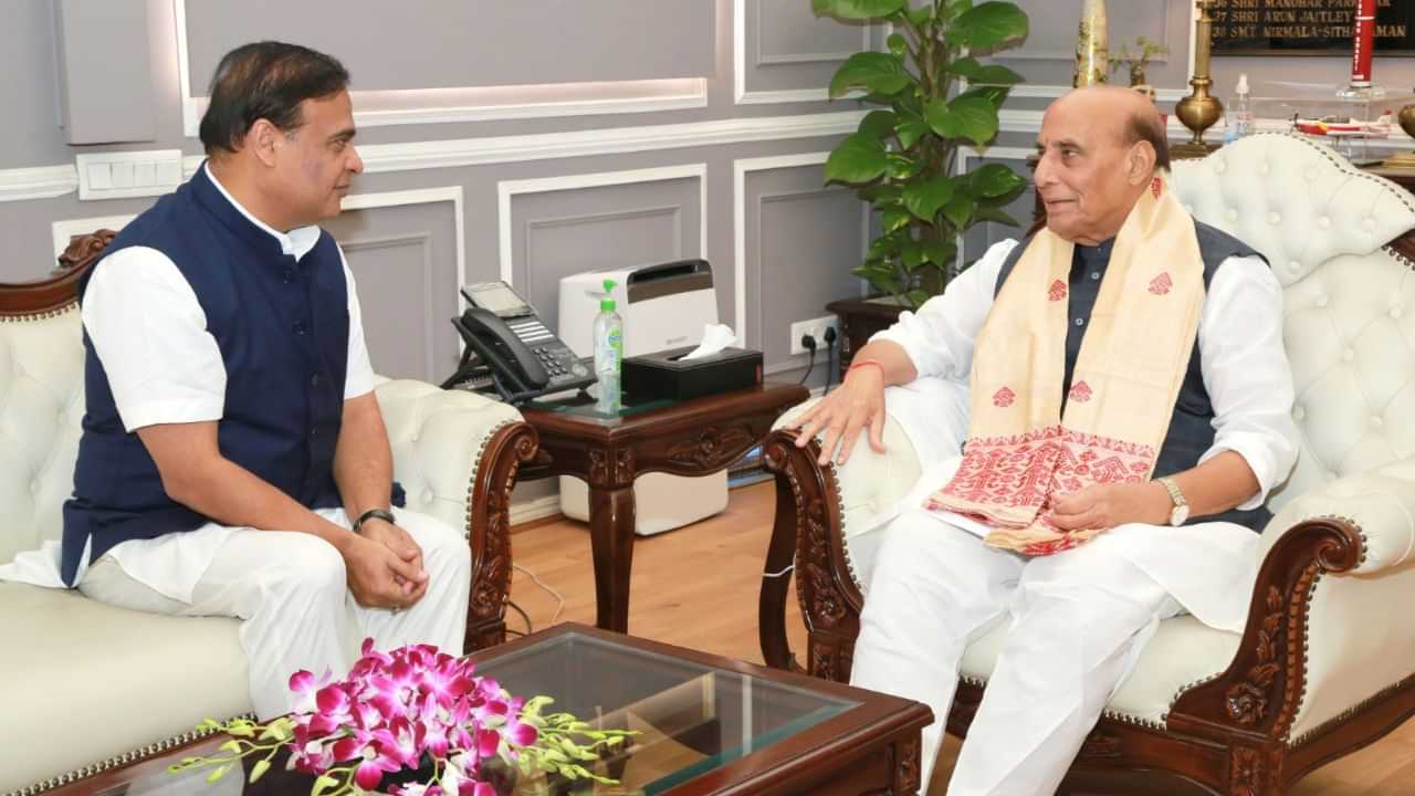 গুৰুত্বপূৰ্ণ বিষয়ত আলোচনা ! দিল্লীত প্ৰতিৰক্ষা মন্ত্ৰীক সাক্ষাৎ মুখ্যমন্ত্ৰী হিমন্ত বিশ্ব শৰ্মাৰ