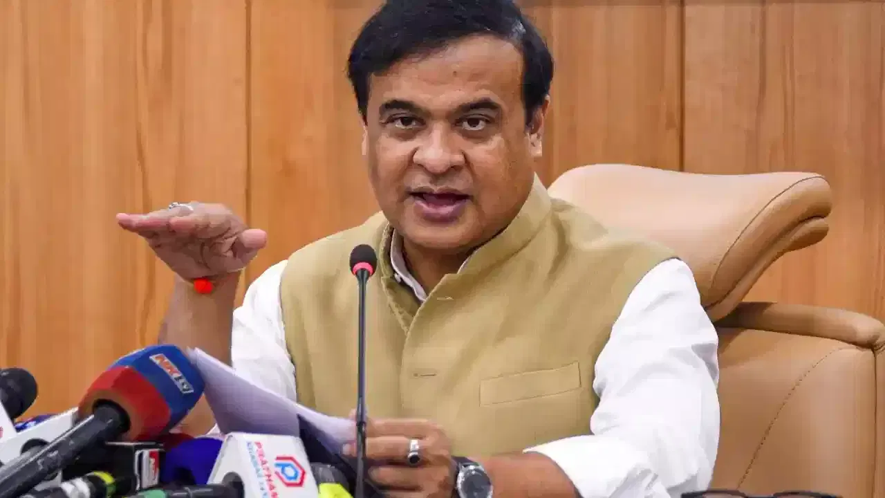পাকিস্তানক সমৰ্থন কৰি অসমত গ্ৰেপ্তাৰ ৩৬ জনলোক। বুধবাৰে এই তথ্য প্ৰকাশ কৰিছে মুখ্যমন্ত্ৰী হিমন্ত বিশ্ব শৰ্মাই। উল্লেখ্য যে, পহলগাম সন্ত্ৰাসবাদী আক্ৰমণৰ পাছতে অসমৰ একাংশই সেই ভয়ংকৰ ঘটনা বা পাকিস্তানক সমৰ্থন কৰি সামাজিক মাধ্যমত বিভিন্ন পোষ্ট দিছিল। এনে পোষ্ট দিয়া সকলক গ্ৰেপ্তাৰ কৰি অসম আৰক্ষীয়ে। 
