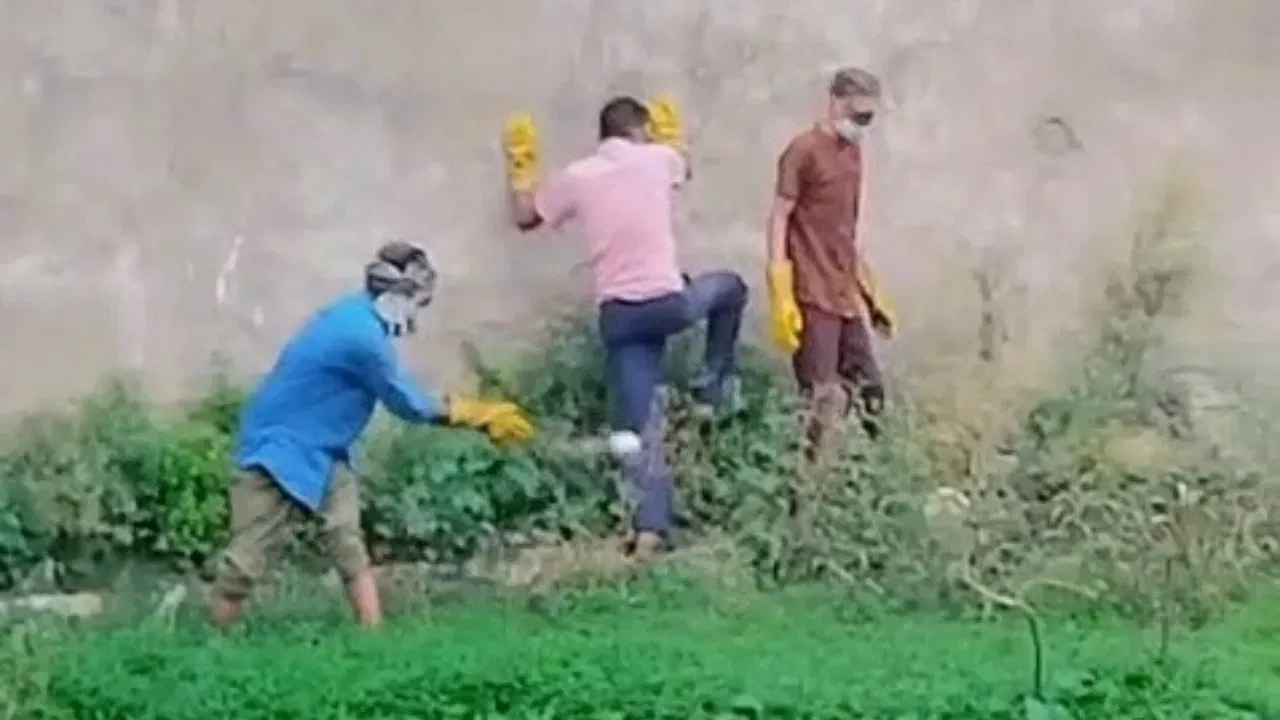 ভয়ংকৰ! নাই মুণ্ড, নলাৰ পৰা উদ্ধাৰ যুৱকৰ মৃতদেহৰ ৫টাকৈ টুকুৰা… ভয়ংকৰ! নাই মুণ্ড, নলাৰ পৰা উদ্ধাৰ যুৱকৰ মৃতদেহৰ ৫টাকৈ টুকুৰা…