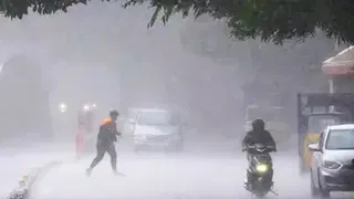ৰাজ্যৰ বিভিন্ন প্ৰান্তত অব্যাহত আছে ধুমুহা-বৰষুণ। মহানগৰীতো আগমণ ঘটিছে বৰদৈচিলাৰ।