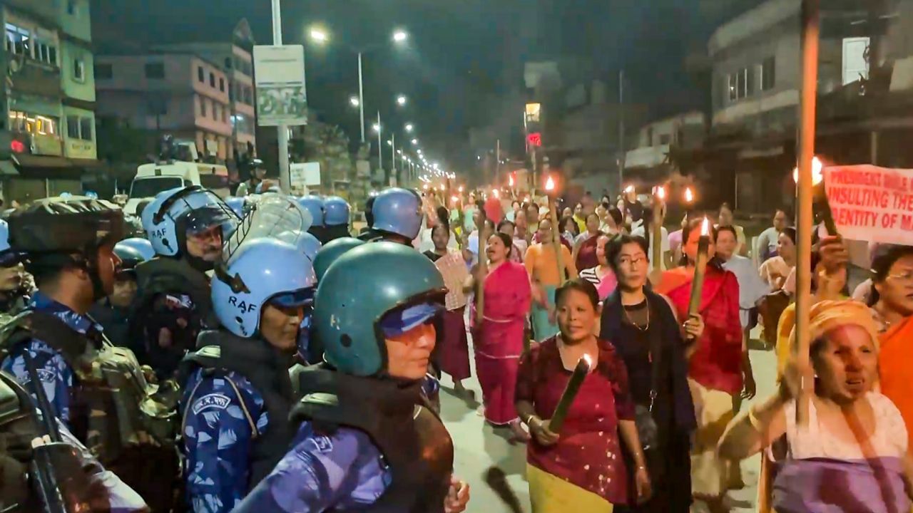 পুনৰ উত্তপ্ত মণিুপৰ, ক্ষুব্ধ সংগঠনে চৰকাৰী কাৰ্যালয়ত ওলোমালে তলা পুনৰ উত্তপ্ত মণিুপৰ, ক্ষুব্ধ সংগঠনে চৰকাৰী কাৰ্যালয়ত ওলোমালে তলা