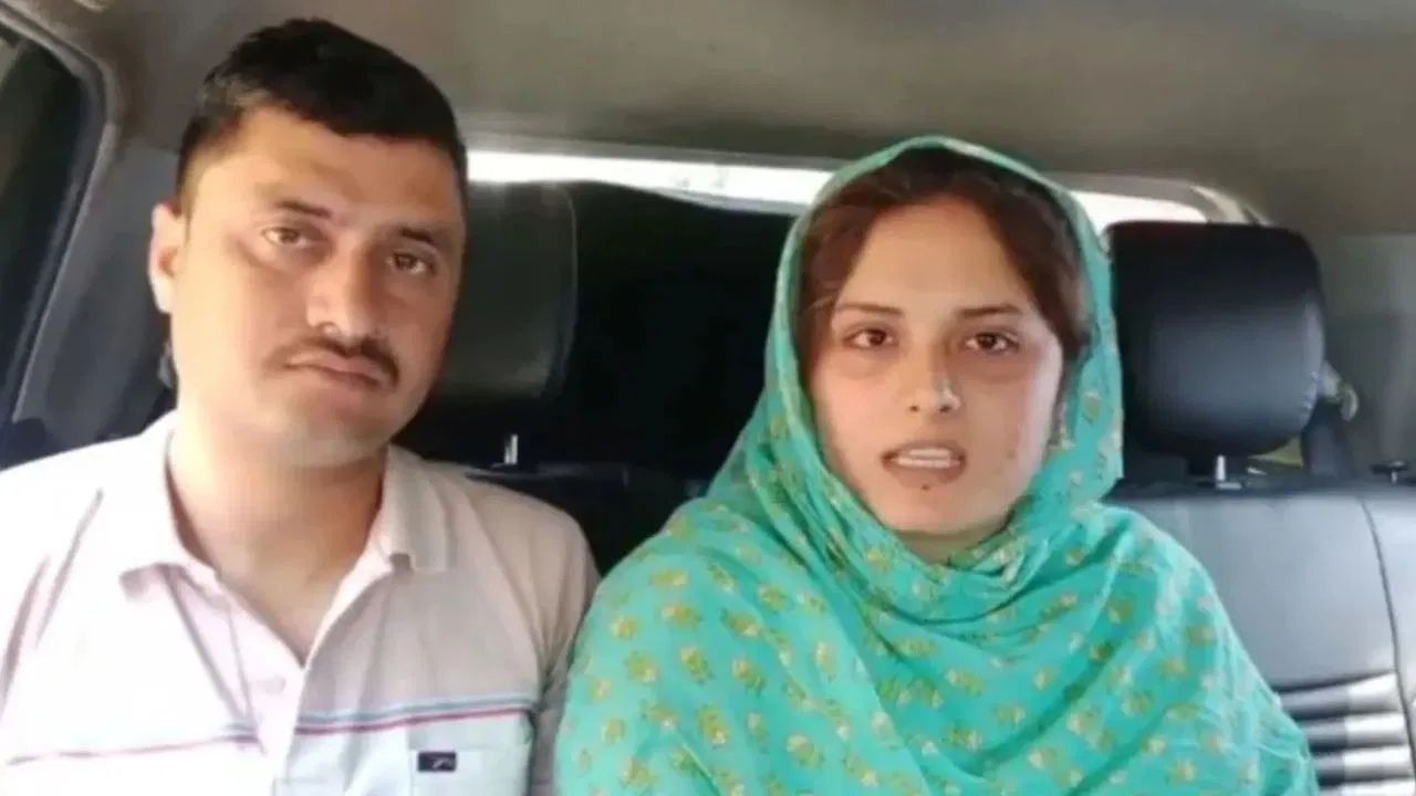 ছ’চিয়েল মিডিয়াত প্ৰেমৰ সম্পৰ্ক স্থাপন কৰি পাকিস্তানী যুৱতীৰে গোপন বিবাহ ! চাকৰি হেৰুৱালে এগৰাকী CRPF জোৱানে… ছ’চিয়েল মিডিয়াত প্ৰেমৰ সম্পৰ্ক স্থাপন কৰি পাকিস্তানী যুৱতীৰে গোপন বিবাহ ! চাকৰি হেৰুৱালে এগৰাকী CRPF জোৱানে…