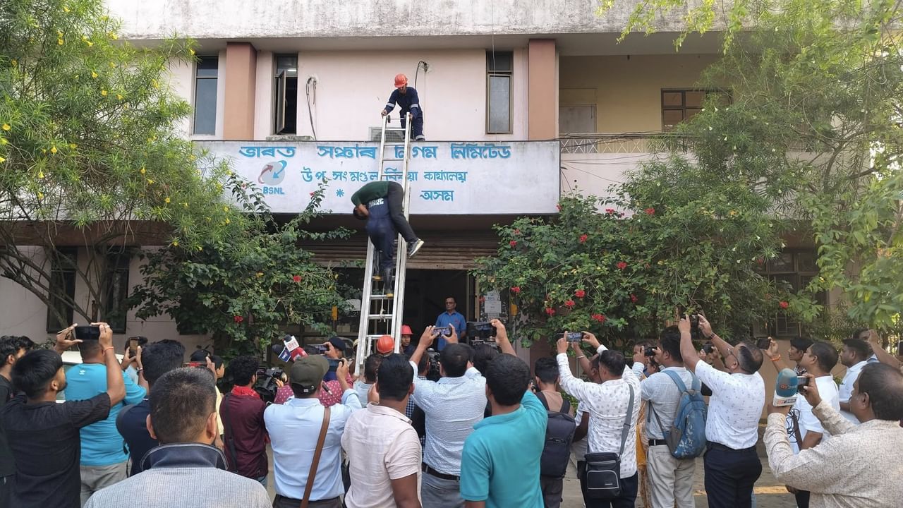 বুধবাৰে মাজনিশা অপাৰেশ্যন সেন্দূৰৰ জৰিয়তে পাকিস্তানৰত সন্ত্ৰাসবাদীৰ আত্মগোপনৰ ঘাটী ধ্বংস কৰিছে ভাৰতীয় সেনাই। এই অভিযানত ১০০ৰো অধিক সন্ত্ৰাসবাদী নিহত হৈছে। ইফালে যুদ্ধসদৃশ পৰিস্থিতি আৰু শত্ৰু দেশৰ আক্ৰমণৰ সৈতে মোকাবিলা কৰিবলৈ আজি সমগ্ৰ দেশৰ বিভিন্ন ৰাজ্যত নিৰাপত্তাজনিত কাৰণত মক ড্ৰিল চলোৱা হৈছে।