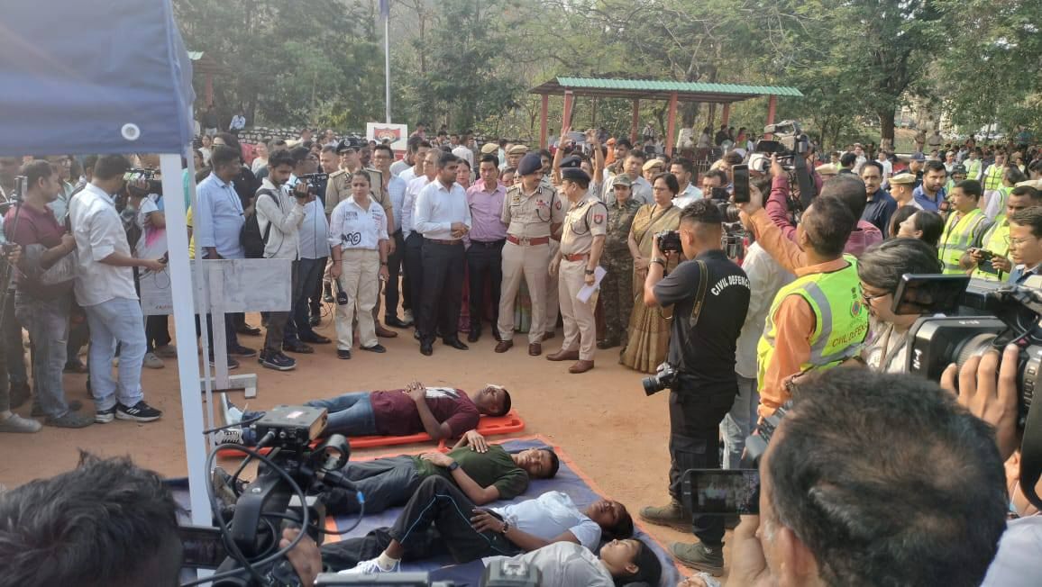 গুৱাহাটী স্থিত দশম অসম আৰক্ষী বাহিনী চৌহদত মক ড্ৰিলৰ মচোৱাত অৱলম্বন কৰিবলগীয়া সাৱধানতা আৰু চাইৰেনে কি ধৰনে সাধাৰণ জনতাক সজাগ কৰিব লগতে চাইৰেনৰ সময়ত নিজকে কেনেকৈ সুৰক্ষিত কৰি ৰাখিব সেই বিষয়ে এক দীঘলীয়া অনুশীলন অনুষ্ঠিত হয়।