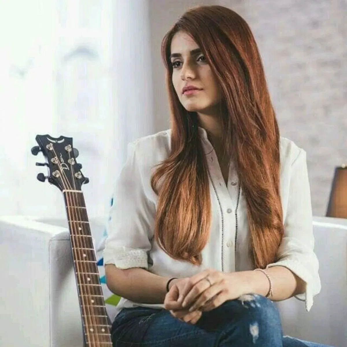 মমিনাক পাকিস্তানৰ হাই প্ৰফাইল চেলিব্ৰিটিৰ ভিতৰত গণ্য কৰা হয়। ক’ক ষ্টুডিঅ’ ৯ৰ প্ৰথম গীত ‘আফ্ৰিন আফ্ৰিন’ ভাইৰেল হোৱাৰ পিছতে সৰ্বাধিক স্বীকৃতি লাভ কৰে কণ্ঠশিল্পীগৰাকীয়ে। এই গীতটোৰ পিছত তাই ৰাতিটোৰ ভিতৰতে তাৰকা হৈ পৰিল।