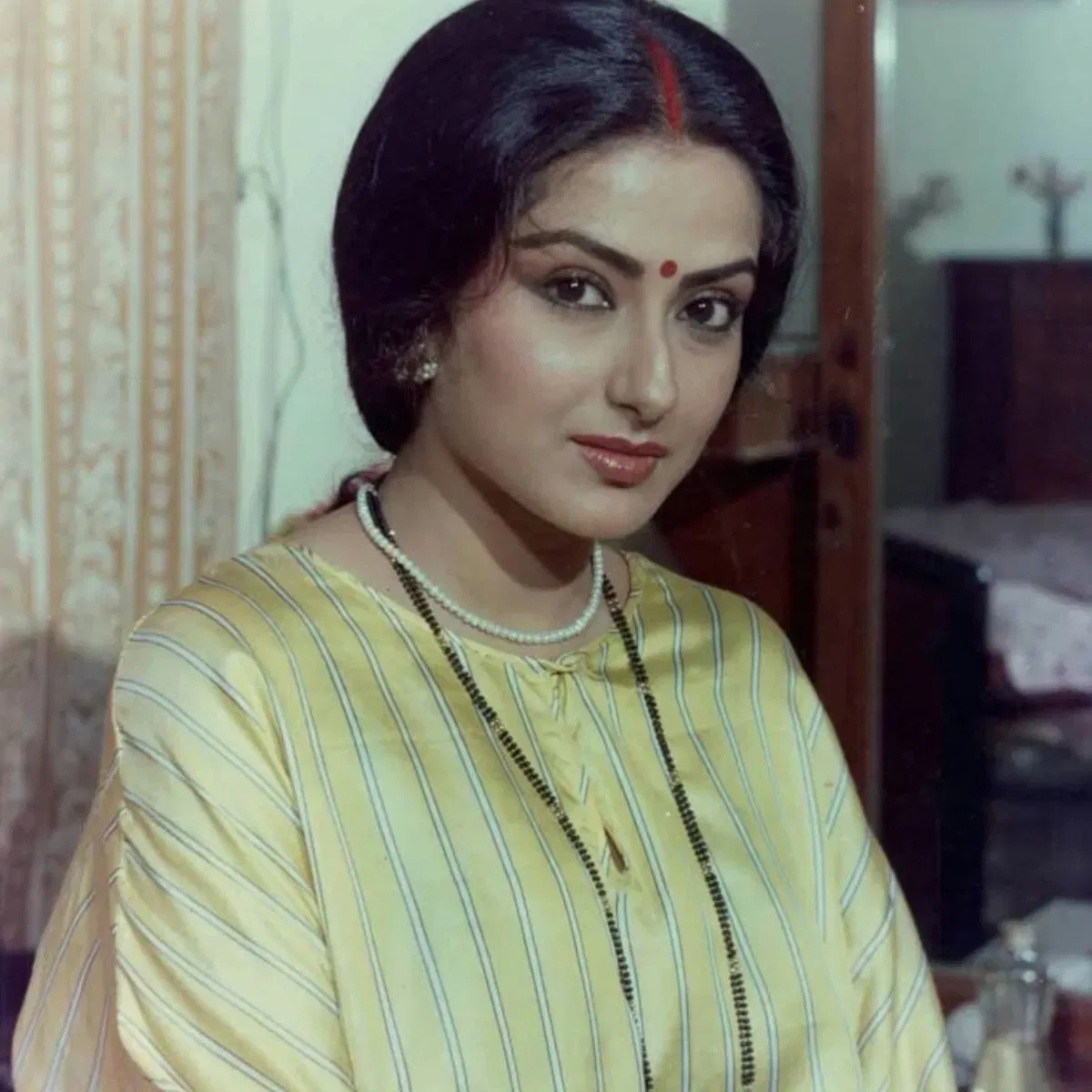 ইয়াৰে এখন ছবিত মৌচুমীক শশী কাপুৰৰ সৈতে দেখা গৈছিল। এটা শ্ব’ত অভিনেত্ৰীগৰাকীয়ে প্ৰকাশ কৰিছিল যে, ছবিখনত কাম কৰাৰ আগতেও শশী কাপুৰক খুৰা বুলি মাতিছিল। কিন্তু, দুয়োজনে ছবিখনত ৰোমান্টিক চৰিত্ৰত অভিনয় কৰিছিল।