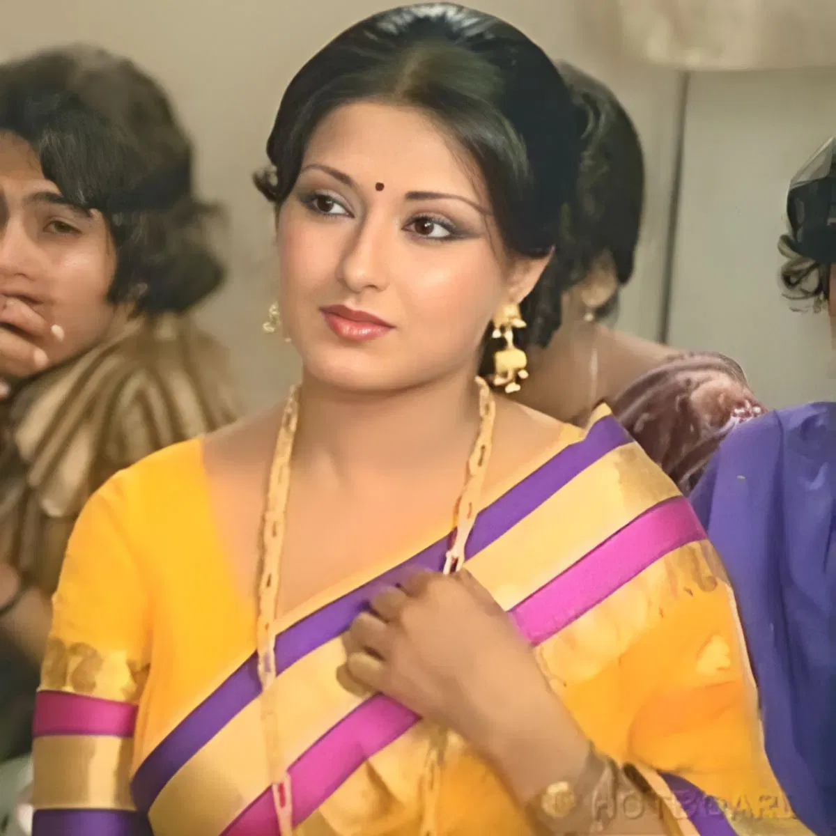 মৌচুমী বলীউডৰ শীৰ্ষ অভিনেত্ৰীসকলৰ ভিতৰত অন্যতম আছিল। ১৯৭২ চনত অনুৰাগ ছবিৰ জৰিয়তে বলীউডত অভিষেক ঘটায়। ইয়াৰ পিছত ছবিবোৰত আলোড়নৰ সৃষ্টি কৰিছিল, জীতেন্দ্ৰৰ সৈতে তেওঁৰ যুতিটো মানুহে যথেষ্ঠ ভাল পাইছিল।