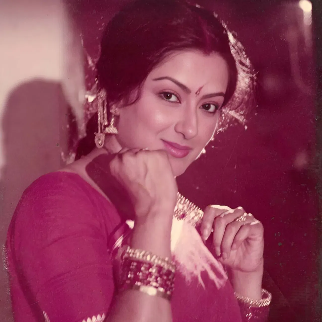 বলীউডৰ এনে বহু তাৰকা আছে যিয়ে ইজনে সিজনৰ লগত কিবা নহয় কিবা সম্পৰ্ক বজাই ৰাখে। কিন্তু বাস্তৱ জীৱনৰ সম্পৰ্কৰ উপৰিও পৰ্দাত বিভিন্ন চৰিত্ৰত দেখা দিয়ে। তেনে এগৰাকী অভিনেত্ৰী হৈছে মৌচুমী চেটাৰ্জী।