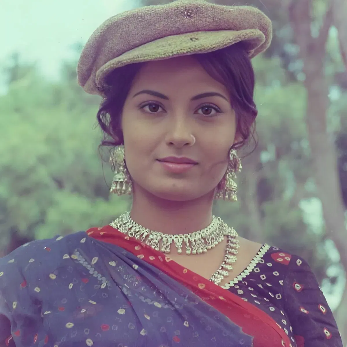 মৌচুমী চেটাৰ্জীয়ে যেতিয়া ছবিত কাম কৰিবলৈ আৰম্ভ কৰিছিল, তেতিয়া তেওঁ অতি সৰু আছিল। সেইবাবেই যেতিয়া তেওঁক চিনেমাত অভিনয় কৰিবলৈ মতা হৈছিল, তেতিয়া তেওঁৰ বিপৰীতে থকা সকলো অভিনেতা বয়সত বহুত ডাঙৰ আছিল।
