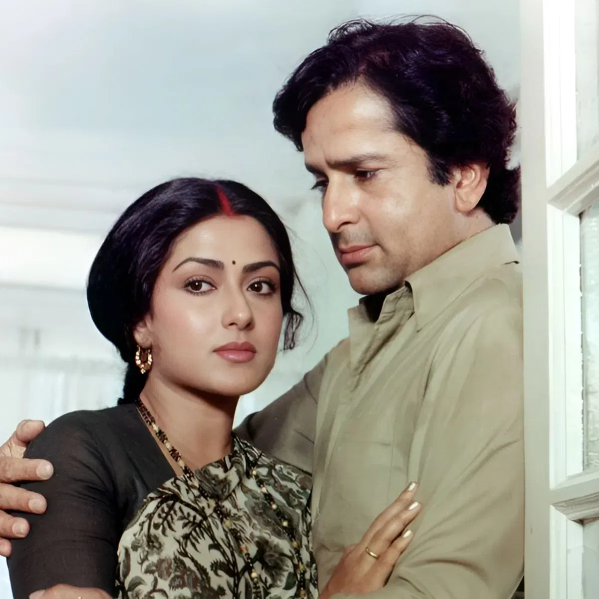 অৱশ্যে ছবিখনৰ শ্বুটিং আৰম্ভ হোৱাৰ লগে লগে দুয়োজনে এটা গীতৰ শ্বুটিং কৰিব লগা হৈছিল। এই সময়ত শ্বুটিঙৰ আগতে অভিনেতাজনে মৌচুমীক ফোন কৰি ক’লে যে- গীতটো ৰোমান্টিক, গতিকে শ্বুটিং স্থলীত মোক খুৰা বুলি নামাতিবা।