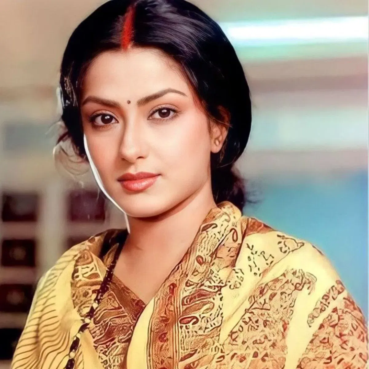 শশী কাপুৰ সেই সময়ৰ এজন বিখ্যাত অভিনেতা আছিল, তেওঁ চলচ্চিত্ৰ জগতত নিজৰ বাবে এক আচৰিত স্থান গঢ়ি তুলিছিল। অৱশ্যে সেই সময়ত মৌচুমীয়ে তেওঁক সন্মানৰ বাবে আৰু বয়সৰ বাবে খুৰা বুলি মাতিছিল।