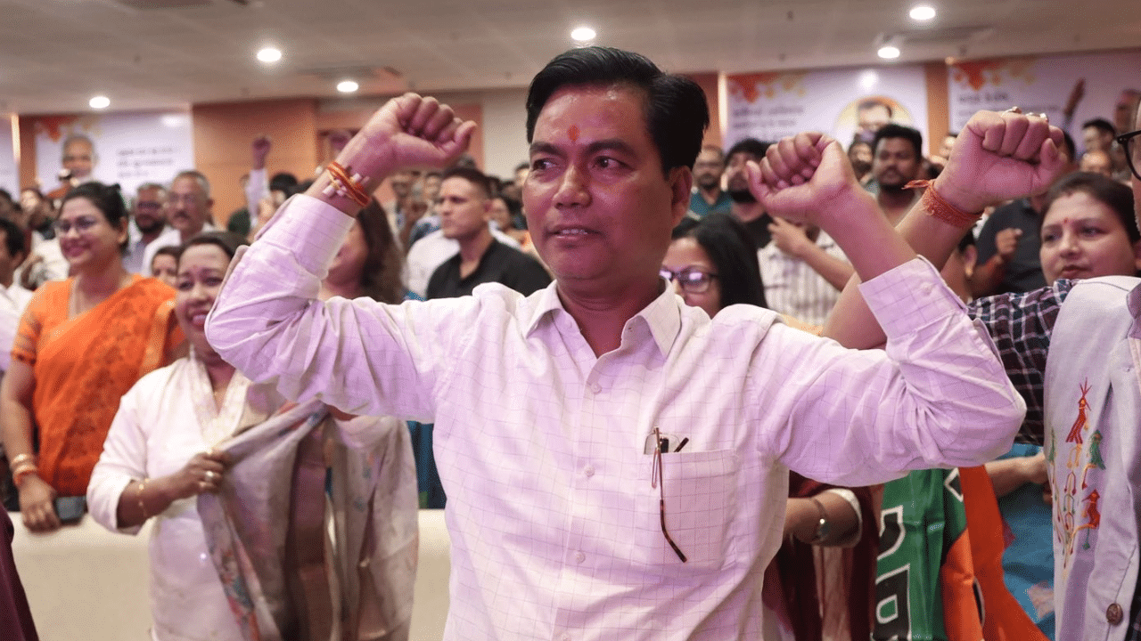 এই বিশেষ সিদ্ধান্ত গ্ৰহণ কৰিছে গুৱাহাটীৰ মেয়ৰ মৃগেন শৰনীয়াই। ইয়াৰোপৰি আগন্তুক সময়ত মধ্যবৃত্ত লোকসকলৰ বাইক-স্কুটী পাৰ্ক কৰিবলৈ সুকীয়া পাৰ্কিং শ্লট অগবঢ়োৱাৰো পৰিকল্পনা তেওঁৰ।