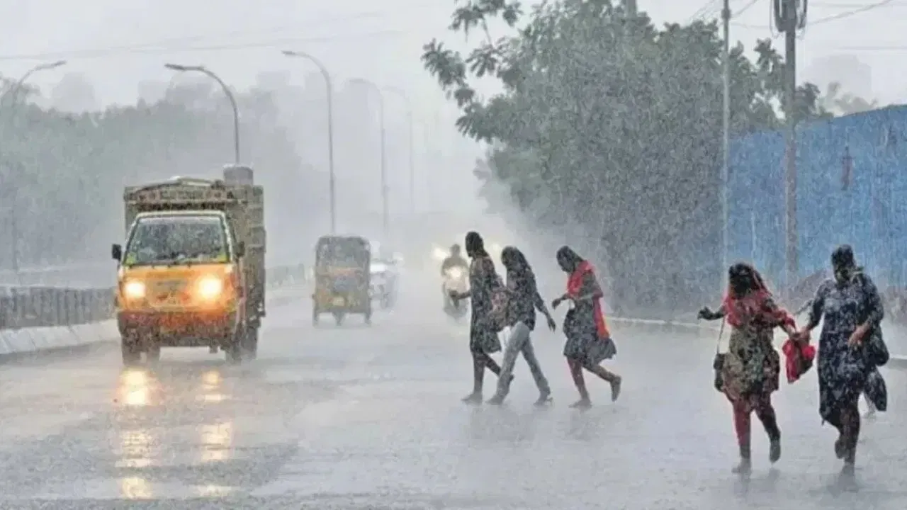 নিশা ৰাজ্যত মুষলধাৰ বৰষুণ। ঠায়ে ঠায়ে ধুমুহাই চলাইছে তাণ্ডৱ। মহানগৰীত কৃত্ৰিত বানত দুৰ্ভোগ ভুগিছে জনতাই।