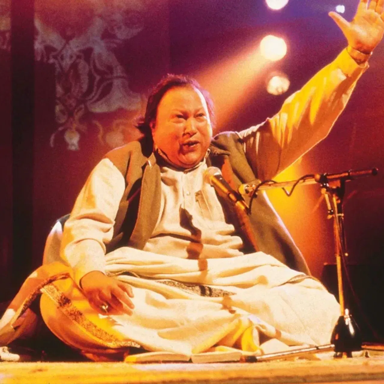 ভাৰতত বহুকেইজন পাকিস্তানী শিল্পী জনপ্ৰিয় হৈ পৰিছিল। অভিনেতাৰ পৰা গায়কলৈকে, মানুহে তেওঁলোকক যথেষ্ঠ মৰম দিছে। কিন্তু ইয়াৰ মাজতে পহলগামত সংঘটিত আক্ৰমণৰ বাবে এতিয়া পাকিস্তানত ভাৰতীয় গীত নিষিদ্ধ কৰা হৈছে।