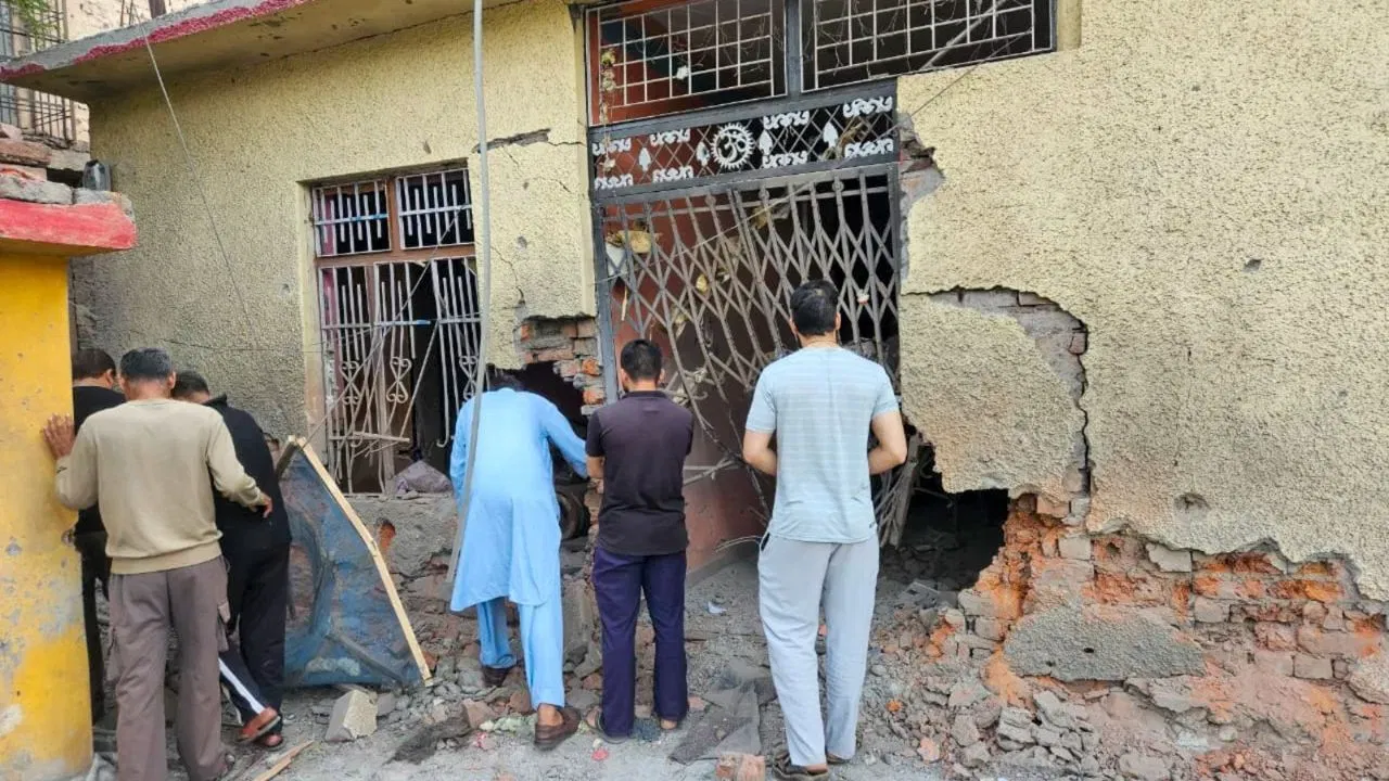 অপাৰেশ্যন সেন্দূৰৰ পাছতে LoC ত পাকিস্তানৰ গুলীচালনা, ৭ জন ভাৰতীয়ই হেৰুৱালে প্ৰাণ, সেনাই দিলে উচিত প্ৰত্যুত্তৰ অপাৰেশ্যন সেন্দূৰৰ পাছতে LoC ত পাকিস্তানৰ গুলীচালনা, ৭ জন ভাৰতীয়ই হেৰুৱালে প্ৰাণ, সেনাই দিলে উচিত প্ৰত্যুত্তৰ