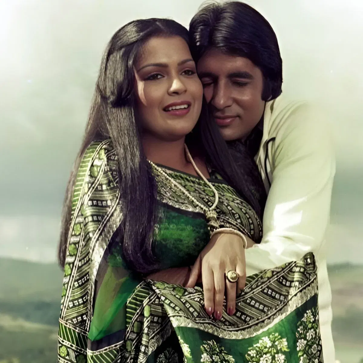 পাৰবীন বাবীয়ে যেতিয়া এই ছবিখনৰ শ্বুটিং কৰি আছিল, তেতিয়া তেওঁ চিকিৎসাজনিত সমস্যাৰ সন্মুখীন হৈছিল। এনে অৱস্থাত তেওঁ মাজনিশা টোপনিৰ পৰা উঠি অমিতাভ বচ্চনৰ বাবে জোৰেৰে কান্দিবলৈ আৰম্ভ কৰিছিল।