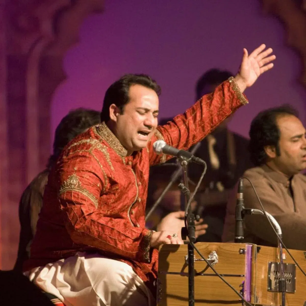 ৰাহত ফাতেহ আলী খানকো এই তালিকাত অন্তৰ্ভুক্ত কৰা হৈছে। তেওঁ বহু বলীউড ছবিত নিজৰ কণ্ঠ দিছে। ৰাহত ফতেহ আলী খানে জন আব্ৰাহামৰ পাপ ছবিৰ জৰিয়তে বলীউডত অভিষেক ঘটায়, তাৰ পিছত তেওঁক ৰাইজে বহুত ভাল পাইছিল।