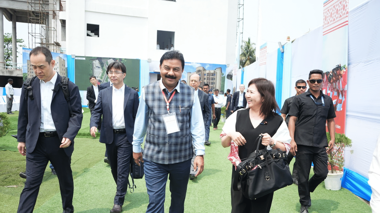 আজি অসমত উপস্থিত হয় জাপানৰ প্ৰতিনিধি সদনৰ অধ্যক্ষ নুকাগা ফুকুছিৰো, ৪ গৰাকী সাংসদ সহিতে ৪০ গৰাকী বিভিন্ন ক্ষেত্ৰৰ বিষয়া। এই সকলোকে আদৰণি জনাই মন্ত্ৰী ৰঞ্জিত কুমাৰ দাসে।