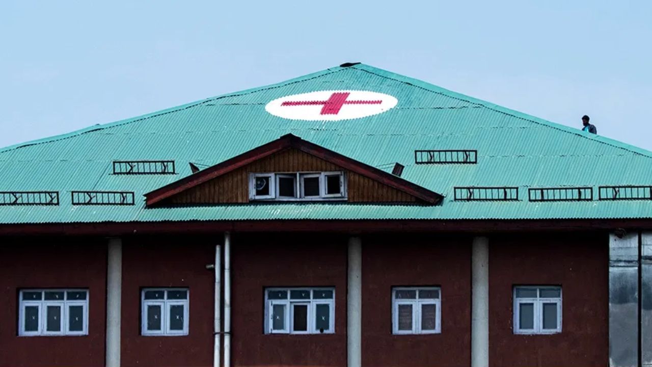 ভাৰত-পাক সীমান্তৰ হাস্পতালত কিয় অংকন কৰা হৈছে ৰেড ক্ৰছ, জানক ইয়াৰ অৰ্থ ভাৰত-পাক সীমান্তৰ হাস্পতালত কিয় অংকন কৰা হৈছে ৰেড ক্ৰছ, জানক ইয়াৰ অৰ্থ